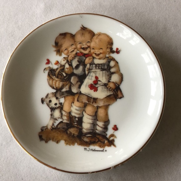 3 mini  MJ Hummel collectible plates - Picture 4 of 7